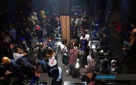 Langgar waktu operasi, premis guna alasan permintaan pelanggan