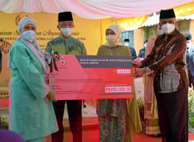 Agong, Permaisuri kurnia sumbangan untuk anak yatim