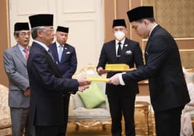 Agong kurnia biasiswa kepada 11 pelajar IPT