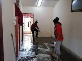 Anak muda Hulu Selangor bersihkan rumah mangsa banjir