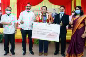 தாமான் மெலாவத்தி தமிழ்ப்பள்ளிக்கு ரிம 10,000-ஐ மந்திரி பெசார் வழங்கினார் !!!