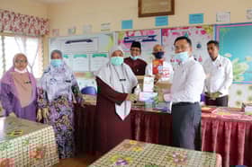 ADN Tanjung Sepat sumbang kit cegah Covid-19 kepada sekolah