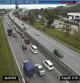 Trafik perlahan di lebuh raya utama petang ini