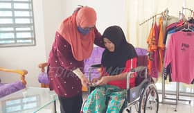 ADN Permatang sumbang kerusi roda kepada dua pesakit