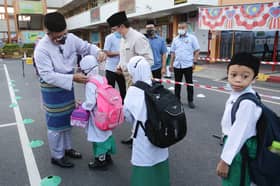 1.3 juta pelitup muka boleh guna semula percuma diagih ke sekolah