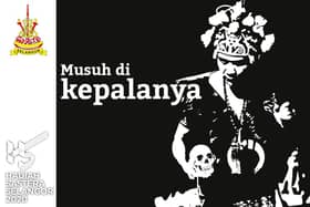 Musuh di kepalanya