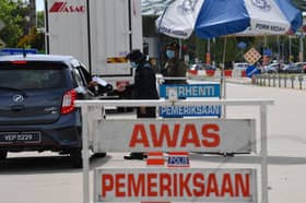 Polis tahan pemandu cuba rempuh sekatan jalan raya