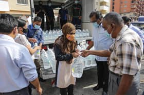 Isteri MB serah bantuan air, makanan asas di Pangsapuri Golden Villa