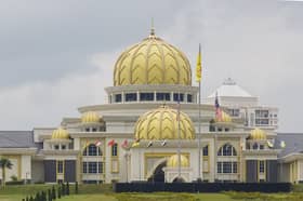 Dua individu guna kepala surat Istana Negara untuk rentas negeri ditahan