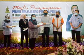 MPKj serah lesen sementara kepada hampir 1,200 penjaja