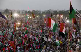 Tens of thousands rally to demand Pakistan PM Imran Khan resign