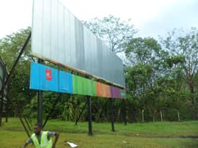 MDHS tampal notis arah roboh struktur papan iklan haram di lebuh raya