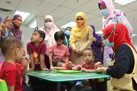 Pekawanis sumbang alatan pembelajaran kepada anak petugas hadapan