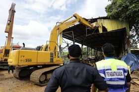 Roboh bengkel jentera berat di tebing sungai elak cemar air - EXCO