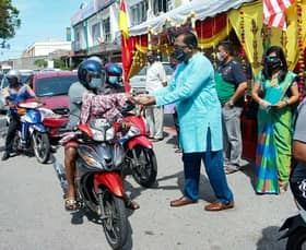 புதிய பாணியில் தீபாவளி உபசரிப்பை நடத்தினார் செந்தோசா சட்டமன்ற உறுப்பினர் குணராஜ்