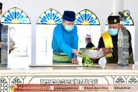 DYMM Sultan Sharafuddin ziarah makam bonda