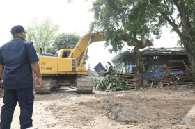 MPS demolish illegal heavy machinery workshop along Sungai Garing