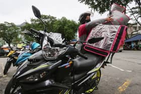 Motor hadiah Tengku Permaisuri, momen terindah gadis penghantar makanan