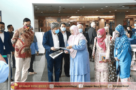 Selangor Sultan contributes over 2,000 books to Raja Tun Uda Library