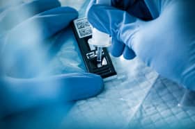 Tunjuk rakaman video pujuk anak kembar buat saringan Covid-19