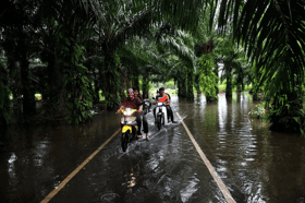 Floods: 10 relief centres opened in Selangor, Perak