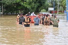 King, Queen visit flood victims in Pekan