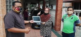 Wakil rakyat Taman Templer bantu pelajar miskin dapatkan komputer riba