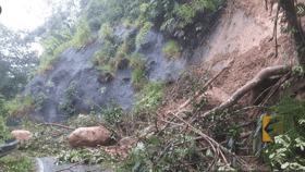 13 vehicles trapped by fraser's hill landslides, no injuries — police