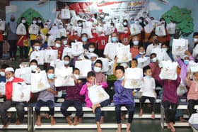 3,000 pelajar miskin sekitar Paya Jaras terima kelengkapan sekolah
