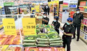 Ministry officers help shoppers balance budgets with ‘price catcher’ app