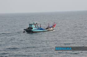 Navy chases out nine Indonesian fishing boats for encroaching Malaysian waters
