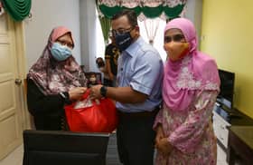 MB ziarah keluarga mangsa Covid-19, hulur bantuan kewangan