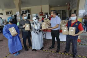 DUN Kinrara sumbang makanan untuk 800 petugas hadapan Seri Kembangan, Puchong