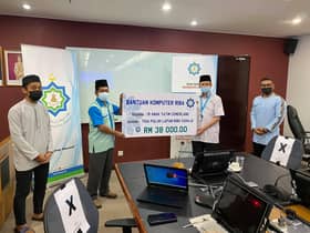 Mais sumbang komputer riba kepada 19 anak yatim cemerlang