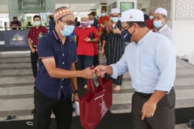 MB tunai solat Jumaat, agih sumbangan di masjid Cyberjaya