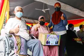 Penduduk Pangsapuri Sri Wira terharu terima sumbangan makanan