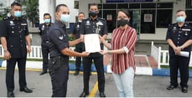 'Abang Polis' payung warga emas ketika hujan terima penghargaan