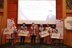 Tujuh pemenang pertandingan rekaan bunga tanjung, tarian Poja Bugis