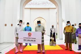 Sultan terima zakat niaga RM3.13 juta dari dua syarikat korporat