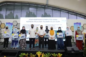 Lapan pelajar tajaan Yayasan Selangor terima komputer riba