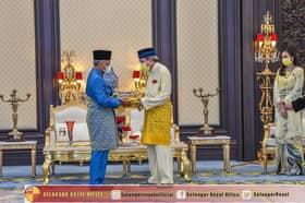 Sultan kurnia Darjah Kerabat Selangor kepada Agong