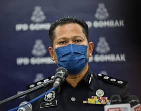 Polis tahan lelaki tendang pintu pagar masjid hingga tercabut