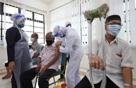 Enggan terpengaruh, warga emas padam mesej berita palsu vaksin