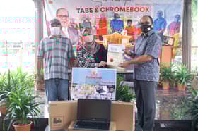 Pelajar cemerlang SPM Pandan Indah terima wang tunai, komputer riba