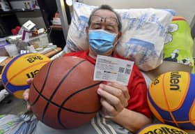 Diusung bomba ke pusat vaksin, bekas atlet  bersemangat terima suntikan