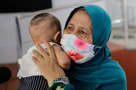 Menangis bawa tiga cucu ke saringan percuma, 'swasta terlampau mahal' (VIDEO)