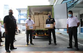 Zakat Selangor hands over food baskets to police for distribution