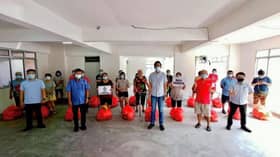 #benderaputih: Selangor reps distribute food aid to those in need