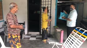 Makan bubur, bekas askar kibar bendera putih dibantu wakil rakyat