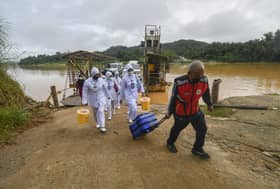 Pasangan warga emas menangis gembira selesai lengkapkan dua dos vaksin